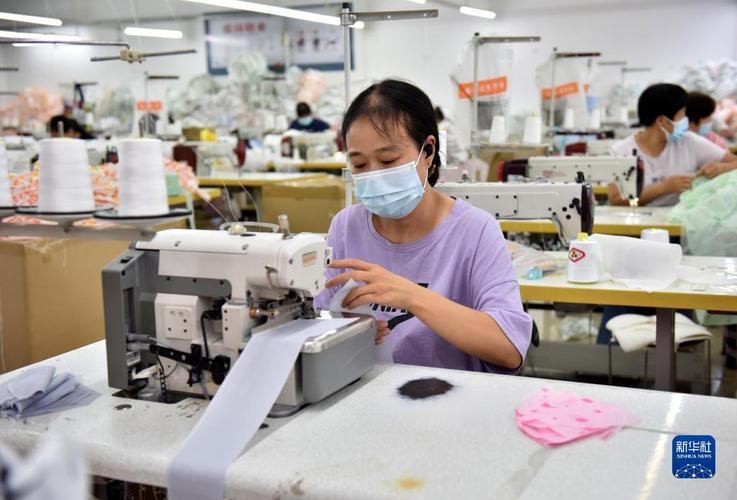 9月7日,工人在河北省临城县东镇镇北孟村一家母婴用品加工厂工作.